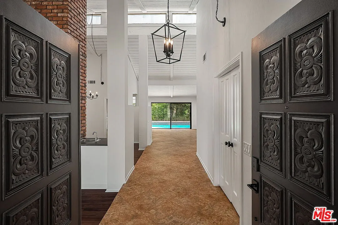 3 bed, 2.5 bath, 2255 sqft, $8,750 — Photo 3