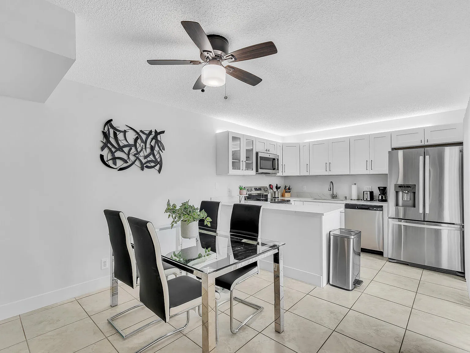 2 bed, 2.5 bath, 1252 sqft, $2,400 — Photo 2