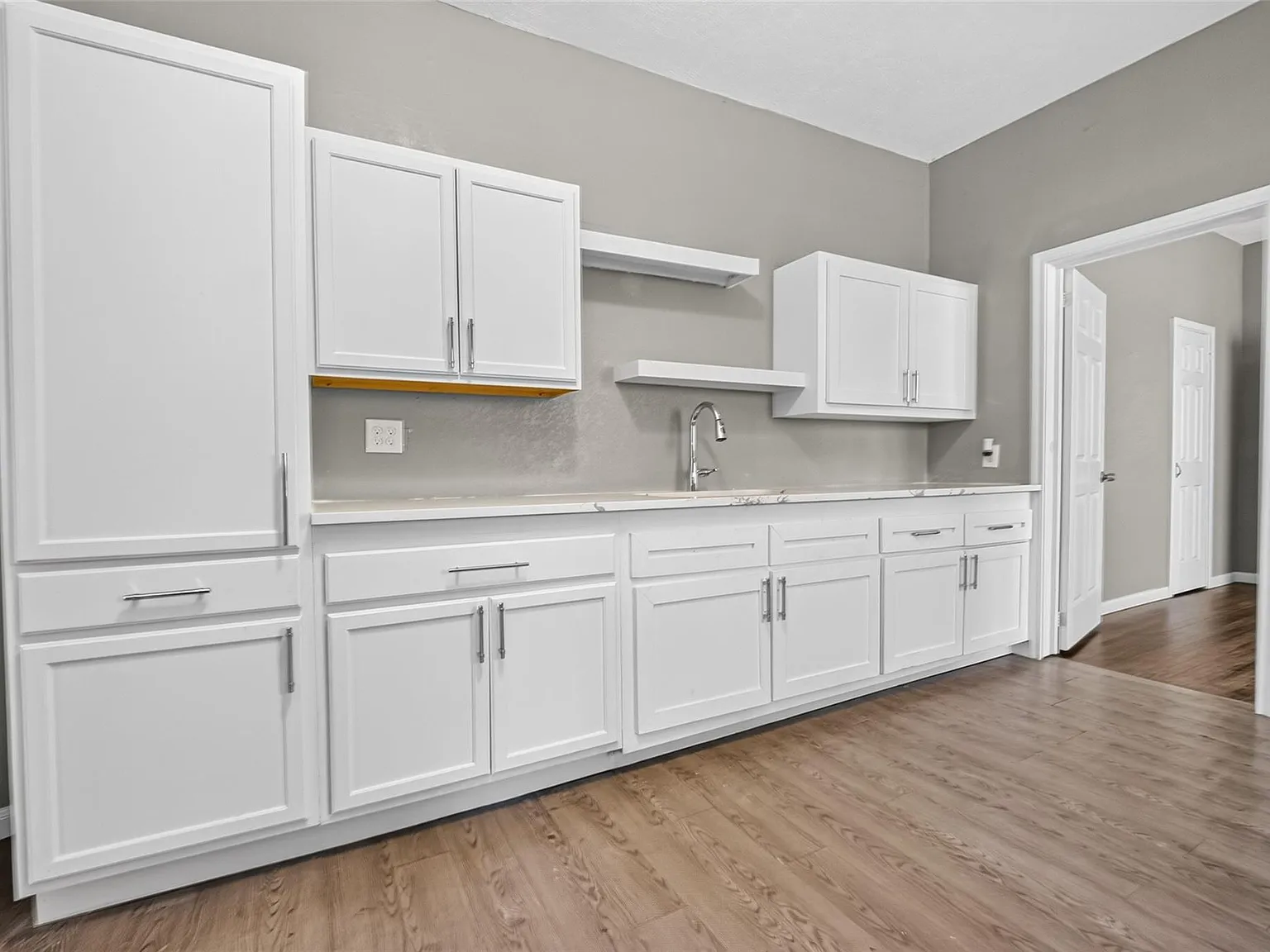 1 bed, 1.0 bath, 1980 sqft, $1,400 — Photo 3