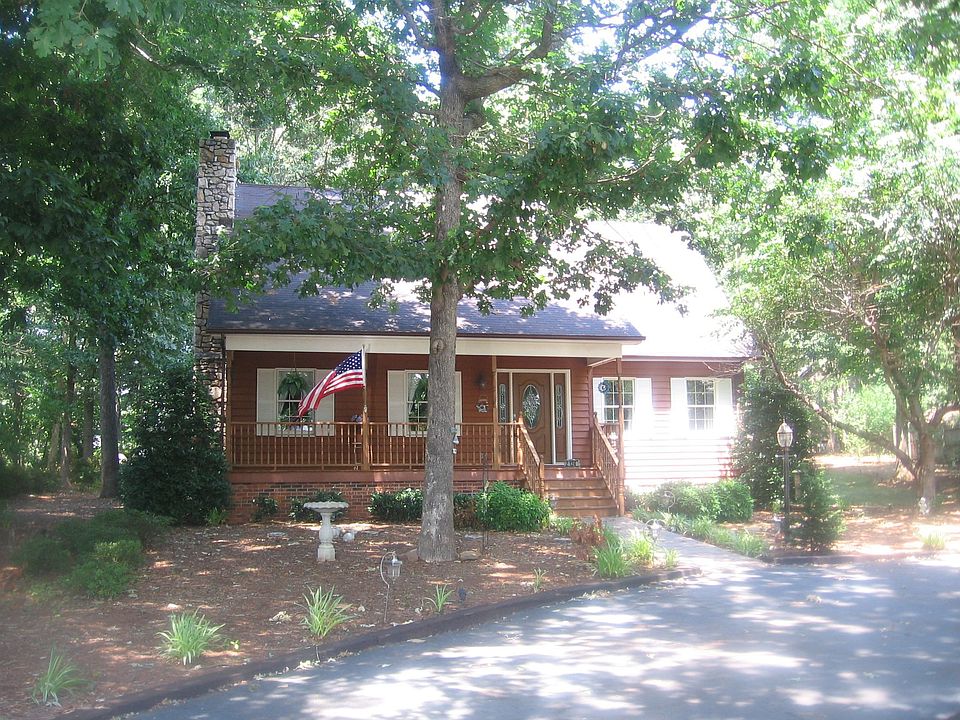 1st image of 2124 Leslie Ave