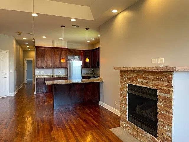 2 bed, 1200 sqft, $2,200 — Photo 3