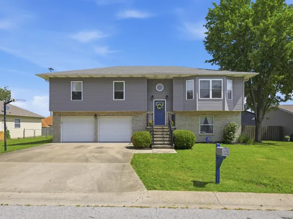 1225 Douglas Court, Carthage, MO 64836