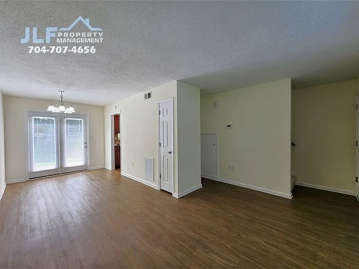 2 bed, 1.5 bath, 924 sqft, $1,195 — Photo 3
