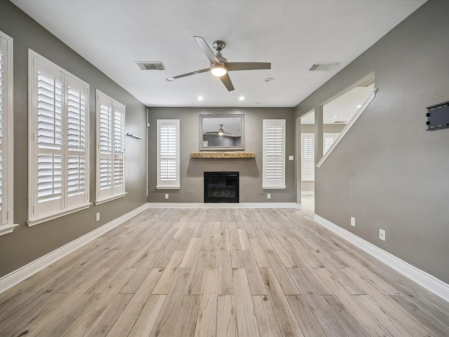 3 bed, 2.5 bath, 1741 sqft, $2,100 — Photo 2