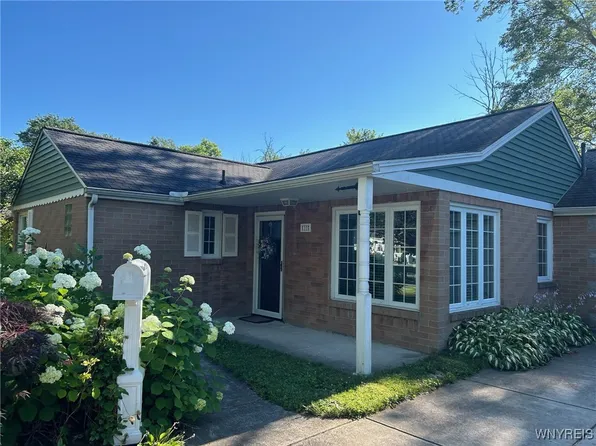 33 Glendale Dr, Lancaster, NY 14086