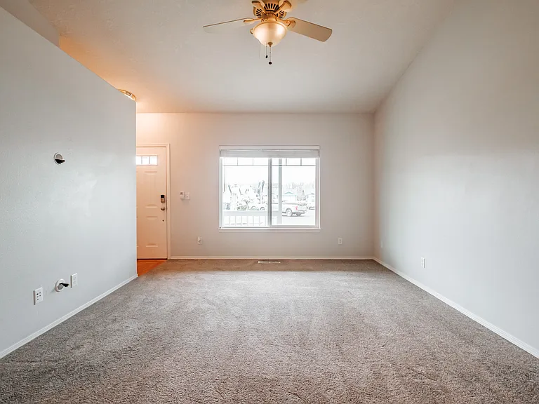 831 NW Teak Loop — Photo 7