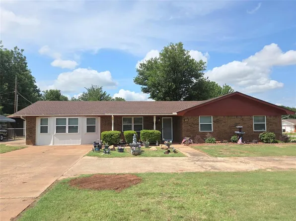 702 W Country Club Rd, Chickasha, OK 73018