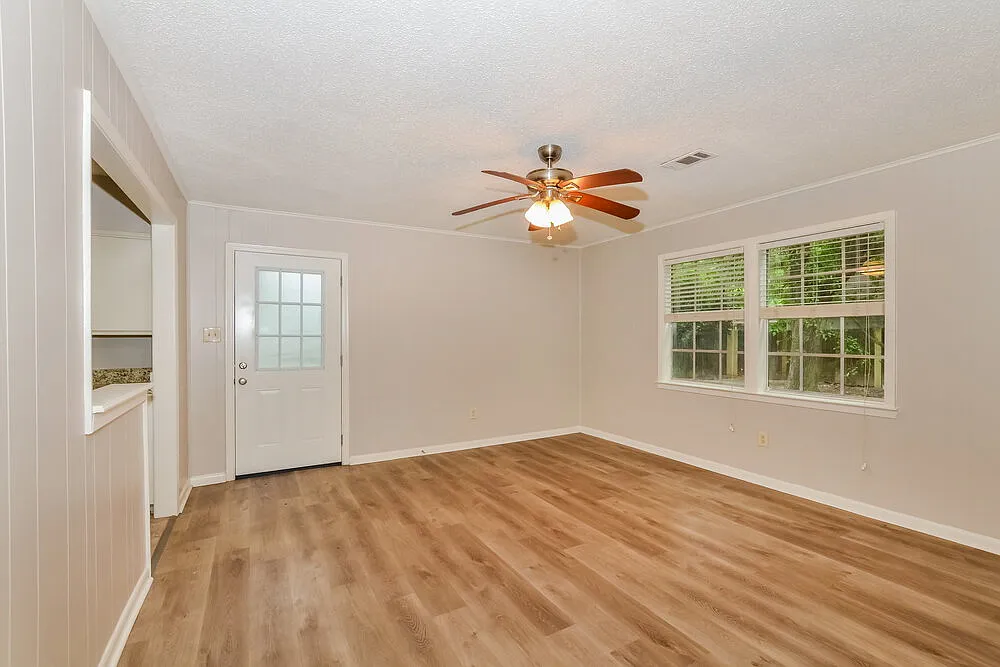 4 bed, 2.0 bath, 1405 sqft, $1,575 — Photo 4