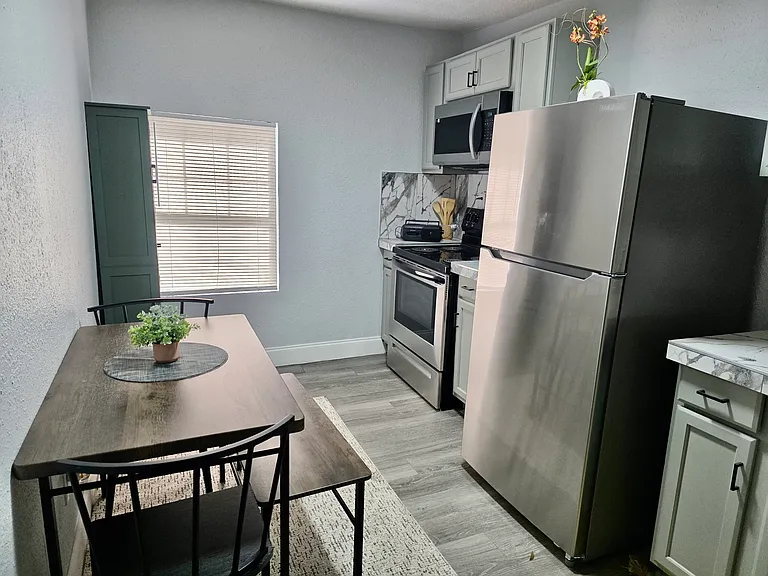 1040 Randall St — Photo 8