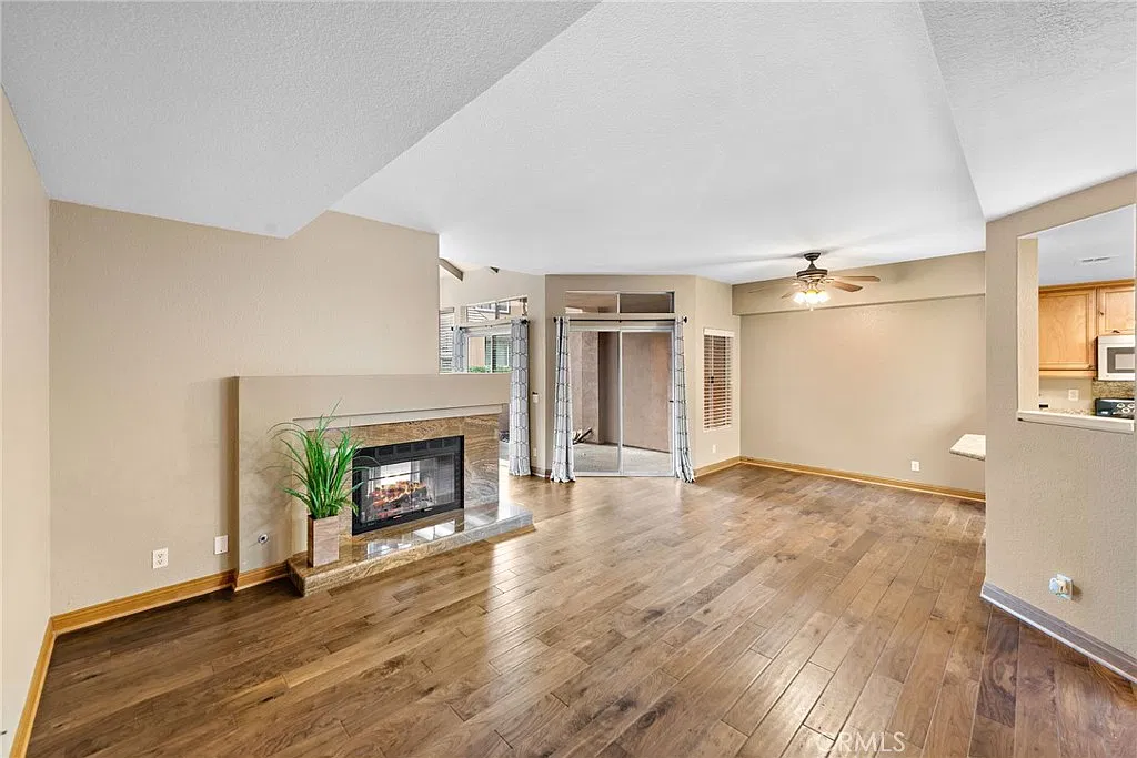 1 bed, 2.0 bath, 935 sqft, $3,100 — Photo 3