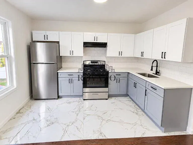 5 bed, 2.0 bath, 1000 sqft, $2,900 — Photo 1