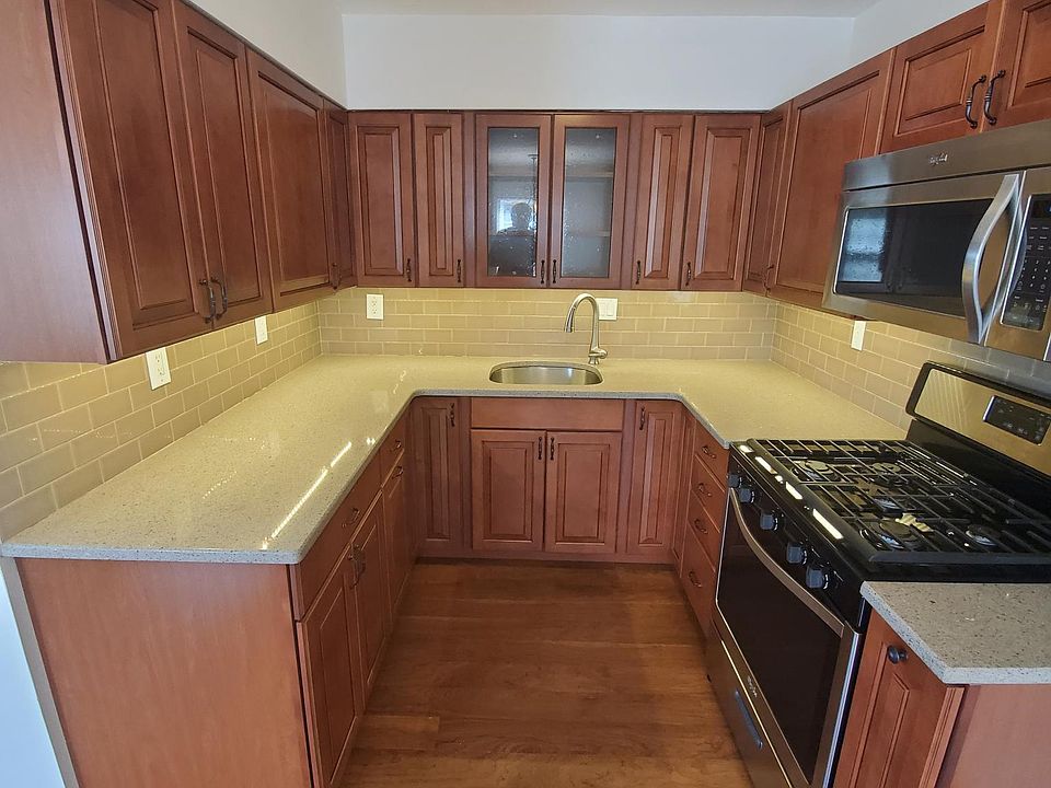 1st image of 2104 Victory Blvd Floor 1