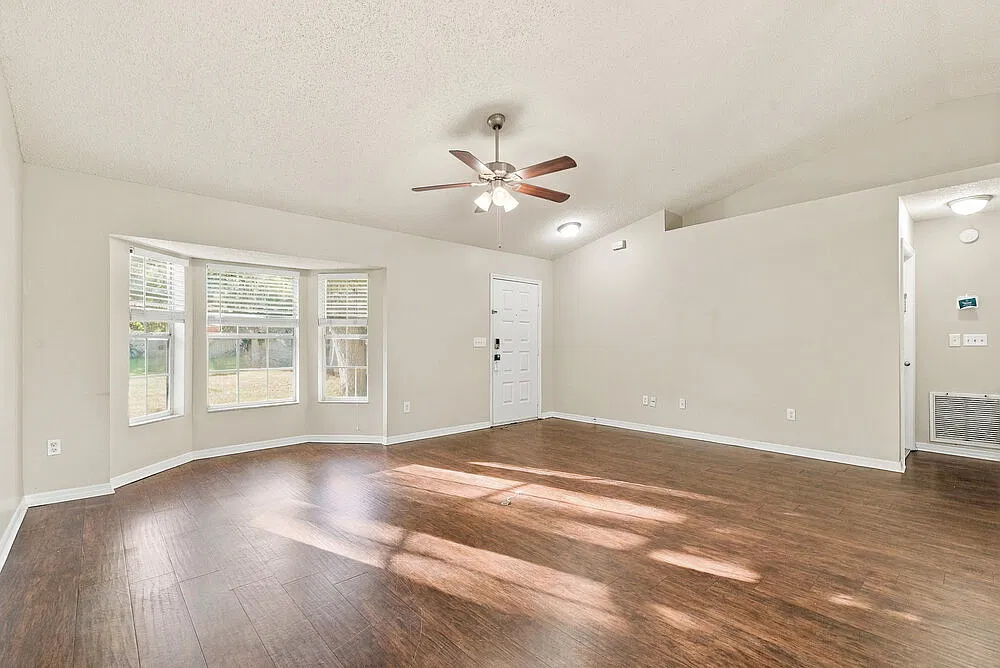 3 bed, 2.0 bath, 1368 sqft, $2,360 — Photo 4