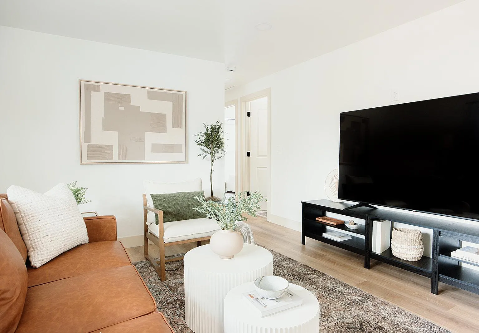 2960 S Delaware St - 2962 Unit B (Modern) — Photo 4