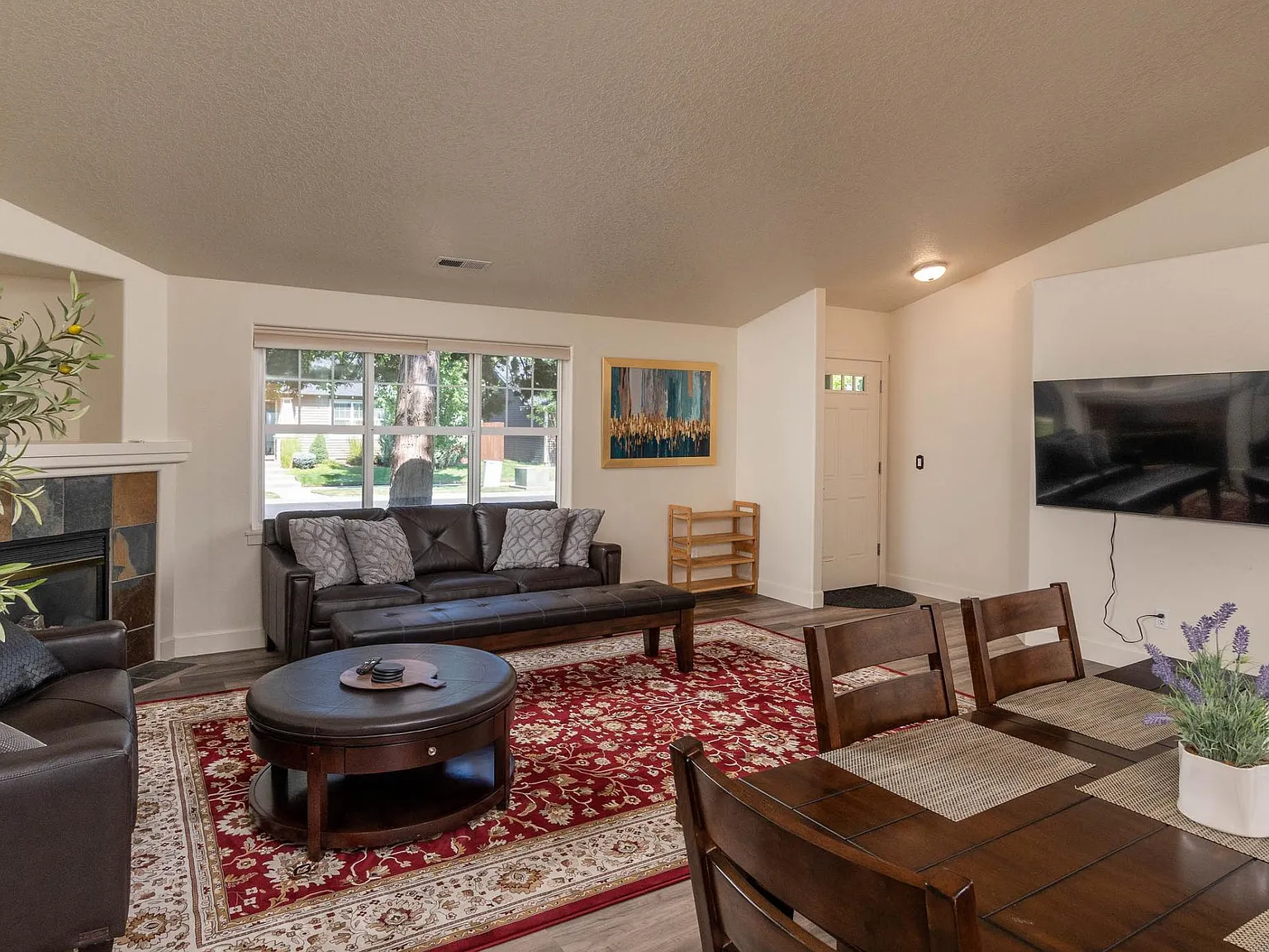 3 bed, 1402 sqft, $3,499 — Photo 2