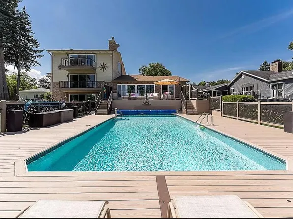 840 Mona Ln, Norton Shores, MI 49441