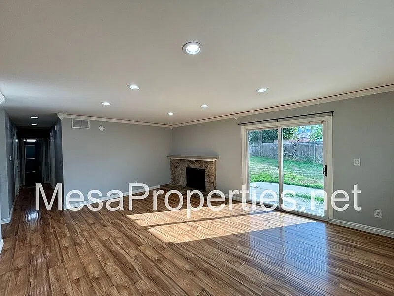 4 bed, 2.0 bath, 1396 sqft, $3,300 — Photo 3