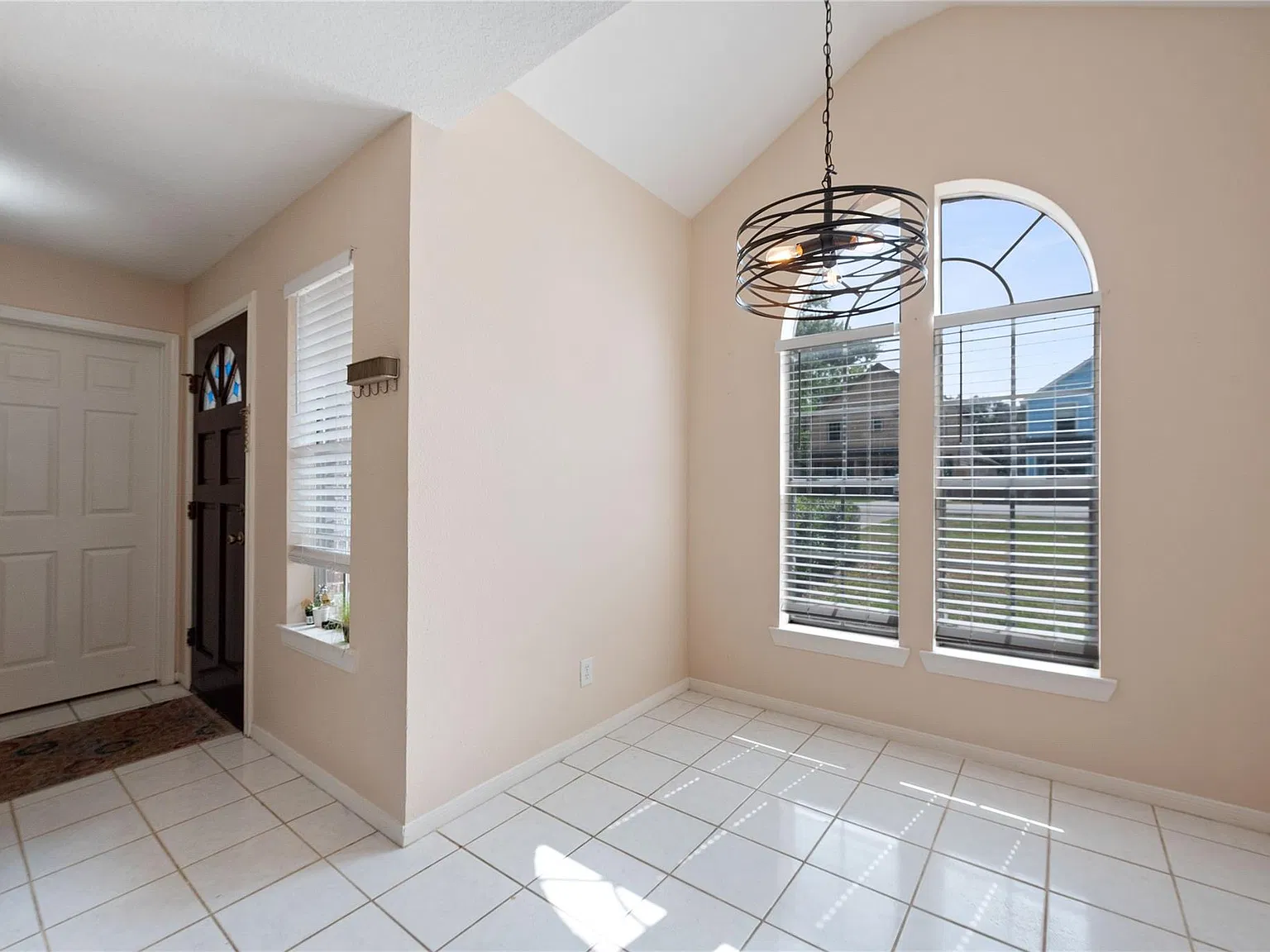 3 bed, 2.0 bath, 1741 sqft, $1,950 — Photo 4