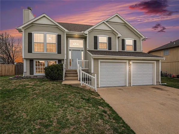 902 Spruce Dr, Greenwood, MO 64034