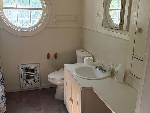 4th image of 1208 Earl St