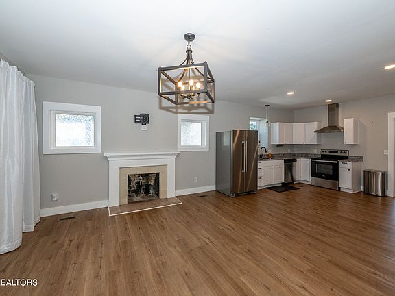 5th image of 806 Mountain View Ave