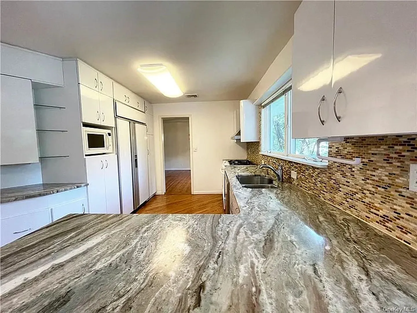 Spacious 4 Bed / 3.5 Bath Scarsdale Home with Bedroom Suites, Fireplace, Deck & Private Yard — Photo 4