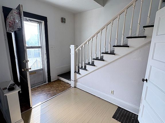 2nd image of 815 W 4th St