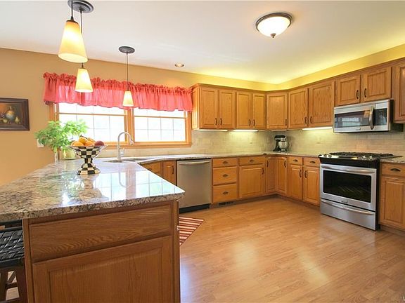 3rd image of 10 Rosalind Dr