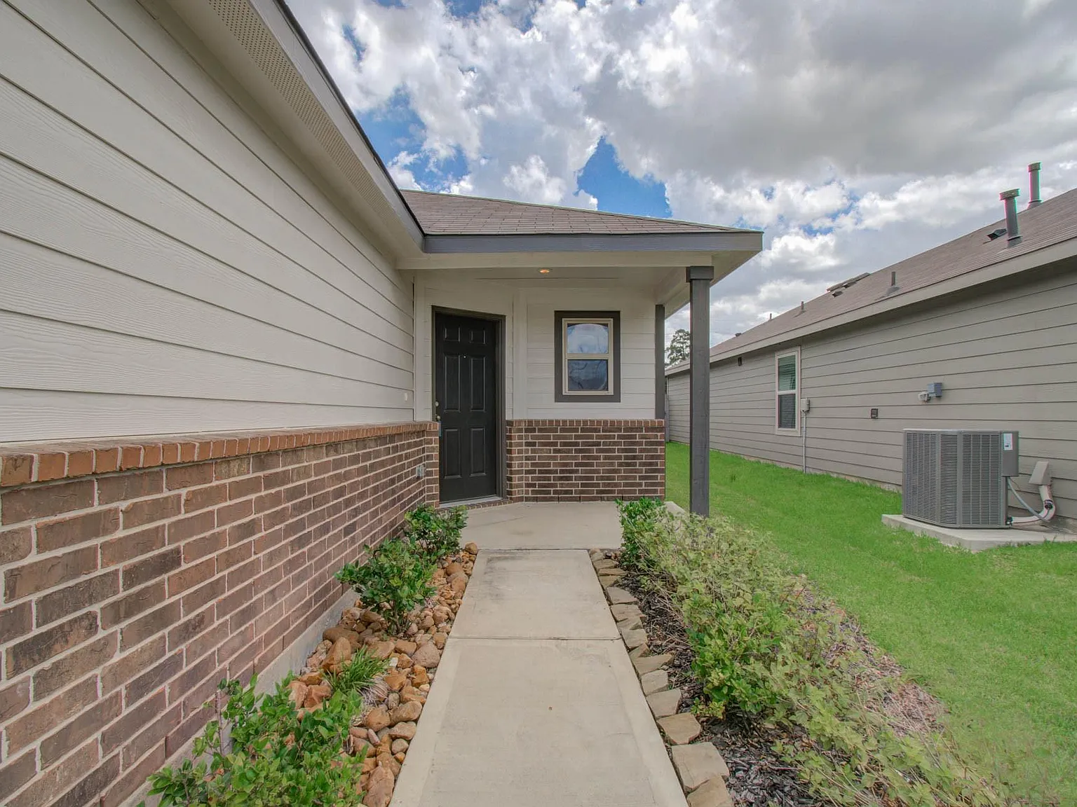 4 bed, 2.0 bath, 1323 sqft, $2,200 — Photo 3