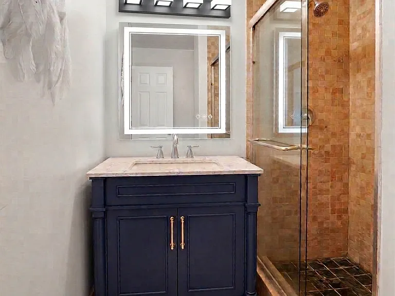 809 E 40th St #4 — Photo 12
