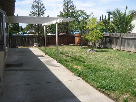 Large backyard w/ covered patio