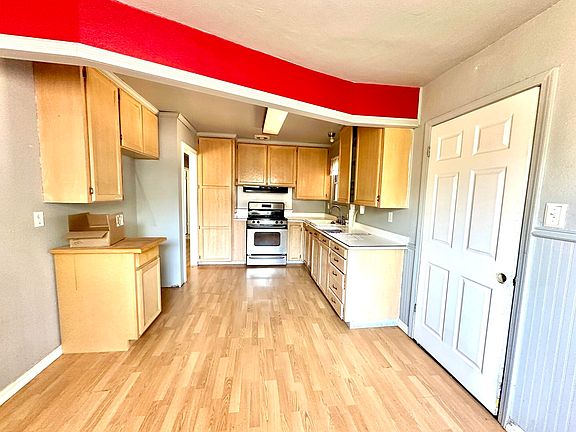 5th image of 1558 Lodgepole Ave