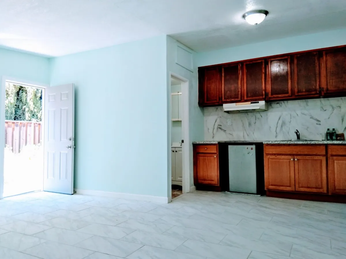 Primary Photo - Lucretia Ave