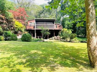 8 Wakerobin Rd, Norwalk, CT 06851