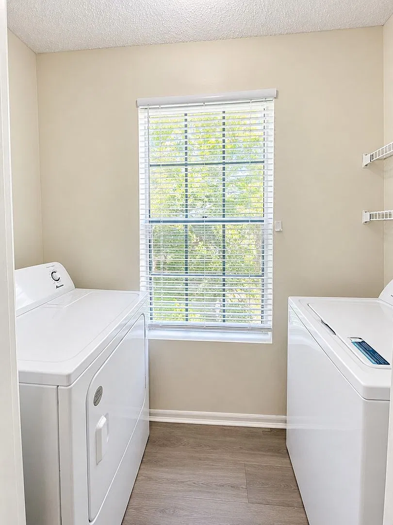 Spacious 1BR at Oasis | Washer & Dryer + Water Included. Gated Community, Available Now! — Photo 4