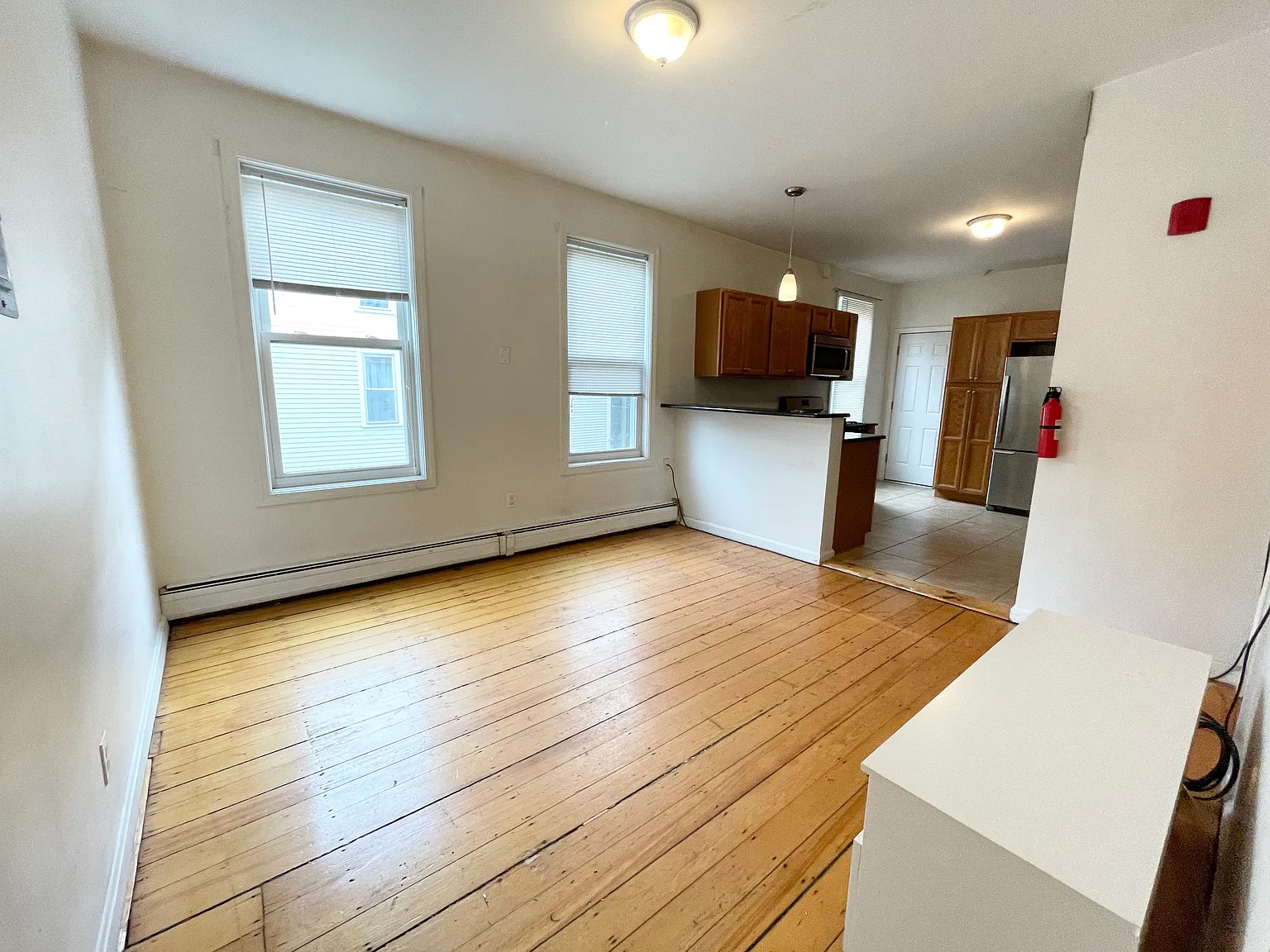 4 bed, 9999 sqft, $4,400 — Photo 2