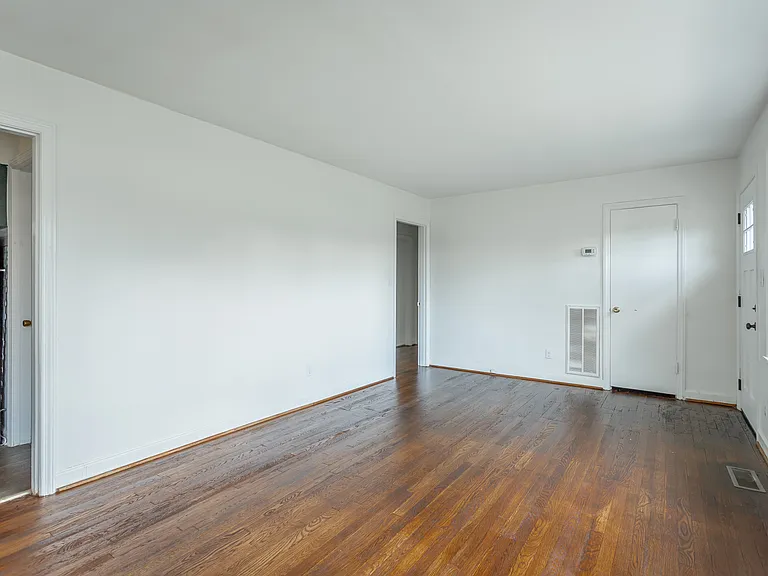 732 Munro Rd — Photo 9