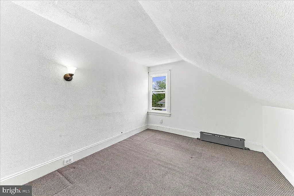 Top-Floor 1BR/1BA Apartment with Spacious Living Room — Photo 2