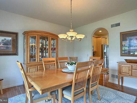 3rd image of 8 Rolling Meadow Rd