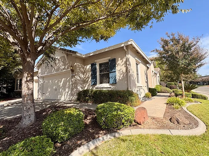 3 bed, 2.0 bath, 1240 sqft, $2,695 — Photo 3