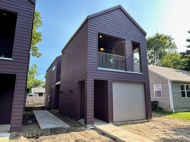1003 E Washington St — Photo 3