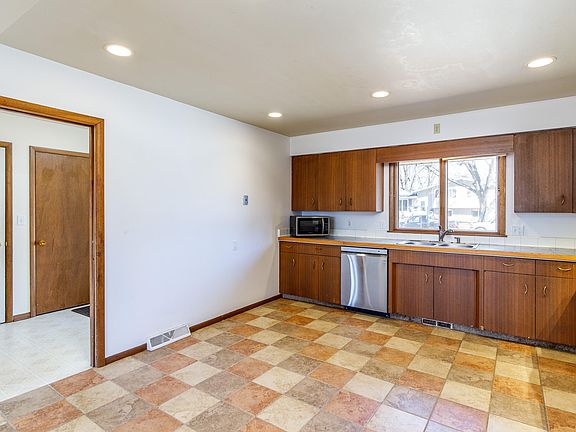 4th image of 1422 Arthur Dr