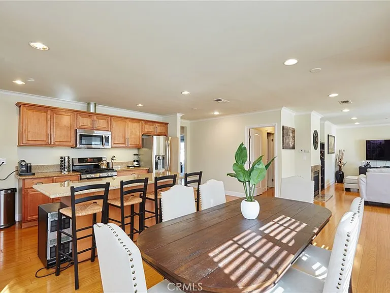 17827 Burbank Blvd — Photo 11