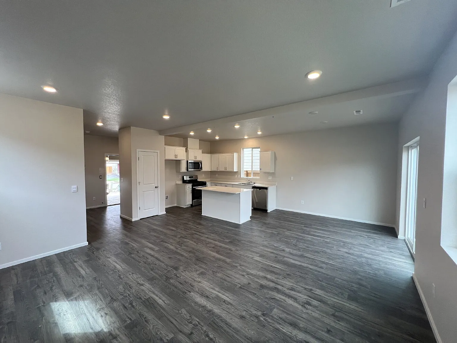 4 bed, 2.5 bath, 1768 sqft, $2,890 — Photo 2