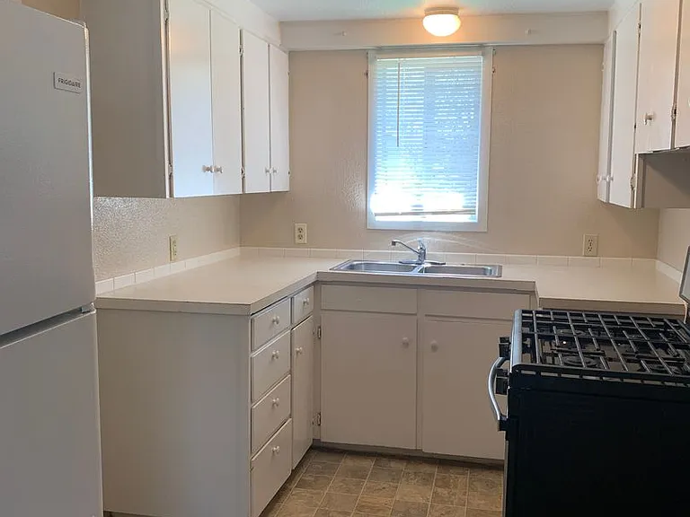 304 Rosewood St — Photo 6