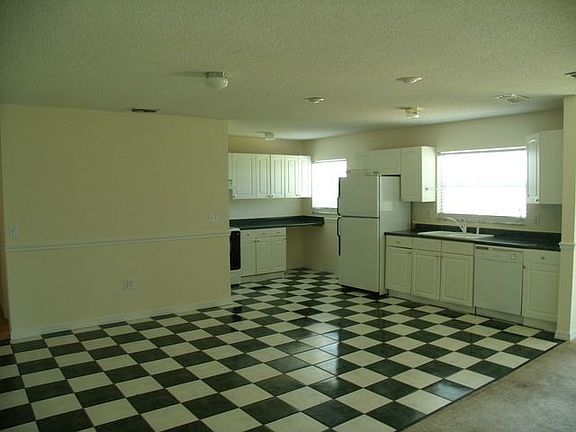 4th image of 225 Lake Thomas Dr