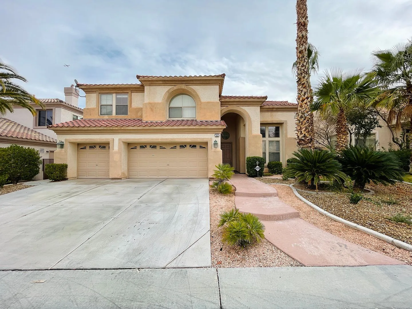 5 Bdr House In Rhodes Ranch W/ Golf Course View!! — Photo 1