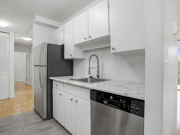 935 Marine Dr — Photo 9