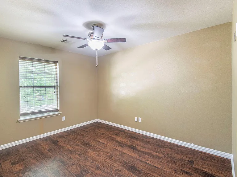 1169 London Dr — Photo 18