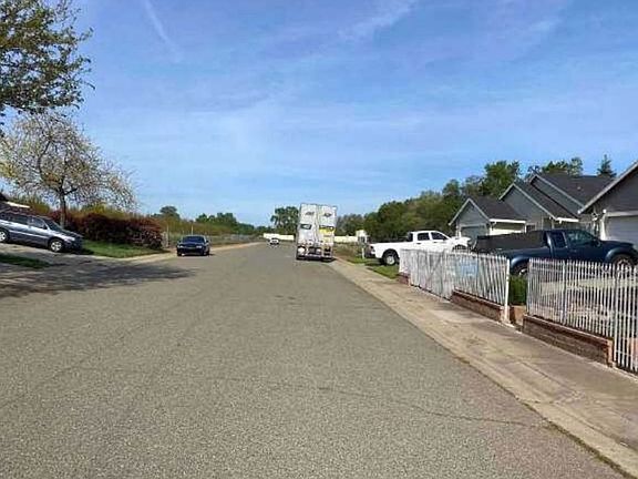 Exterior Neighborhood (street photo)